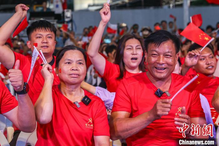 巴黎奥运静水女子500米双人卫冕成功，徐诗晓父