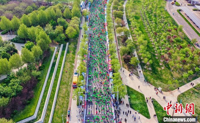 中新友好马拉松跑者齐聚渤海湾畔共绘国际友谊