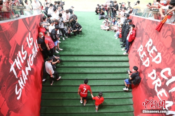 武磊回归上海海港球迷见面会回顾其留洋经历