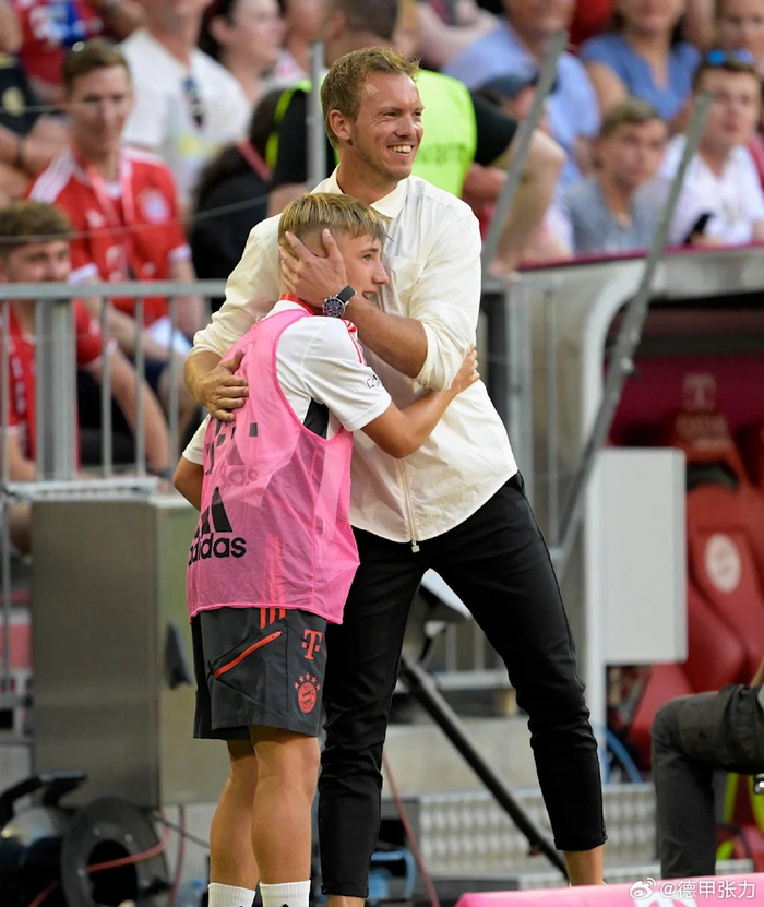 年轻球员首秀引热议，与拜仁主帅的往事重现