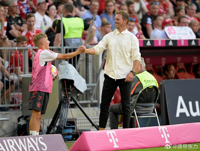 年轻球员首秀引热议，与拜仁主帅的往事重现