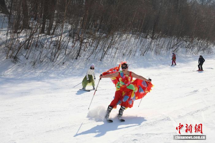 第九届亚布力光猪节启幕 千名滑雪爱好者畅享春