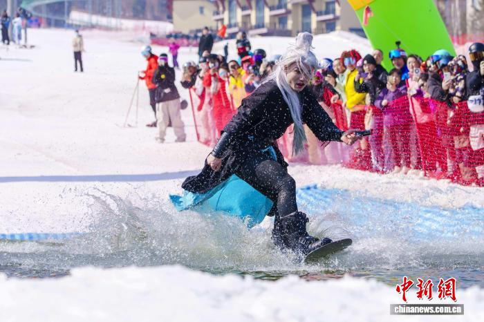 第九届亚布力光猪节启幕 千名滑雪爱好者畅享春